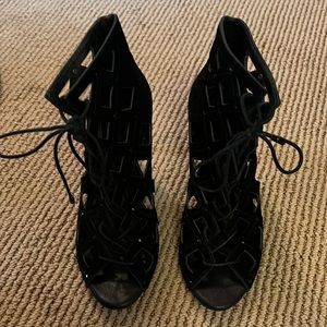 Joie size 7 1/2 suede cut out heeled bootie. In great condition